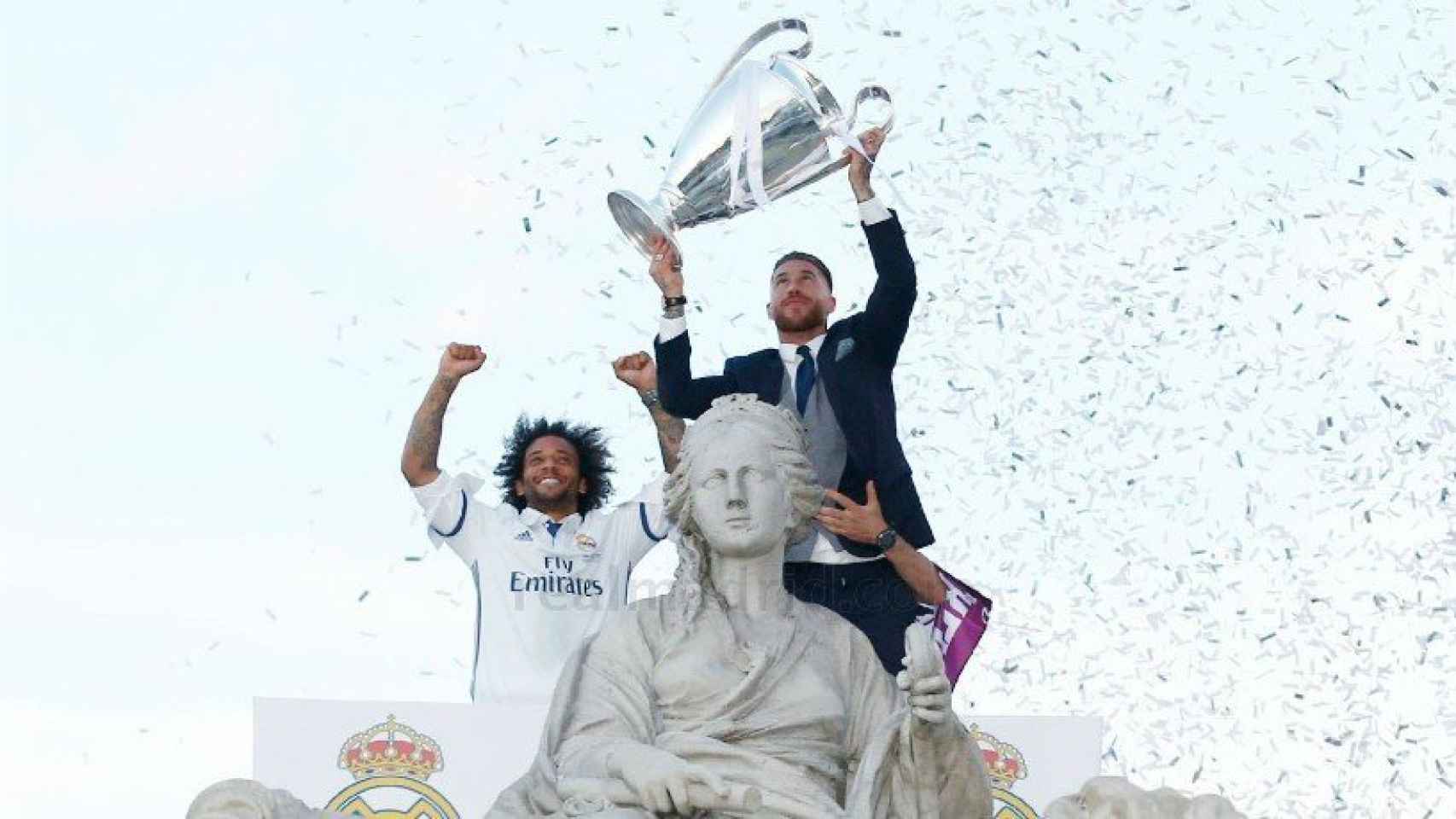 Ramos y Marcelo levantando La Duodécima