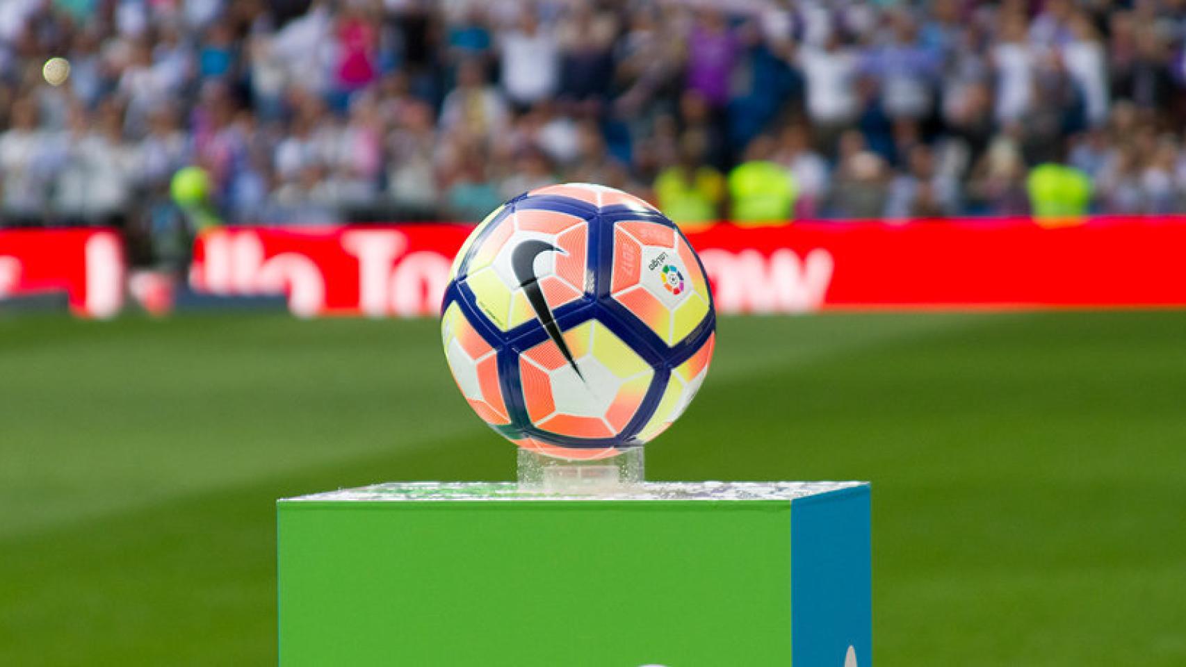 El balón de La Liga en el Real Madrid-Sevilla. Foto: Pedro Rodríguez / El Bernabéu