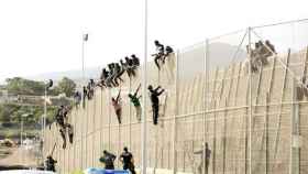 Varios inmigrantes en un asalto a la valla de Melilla.