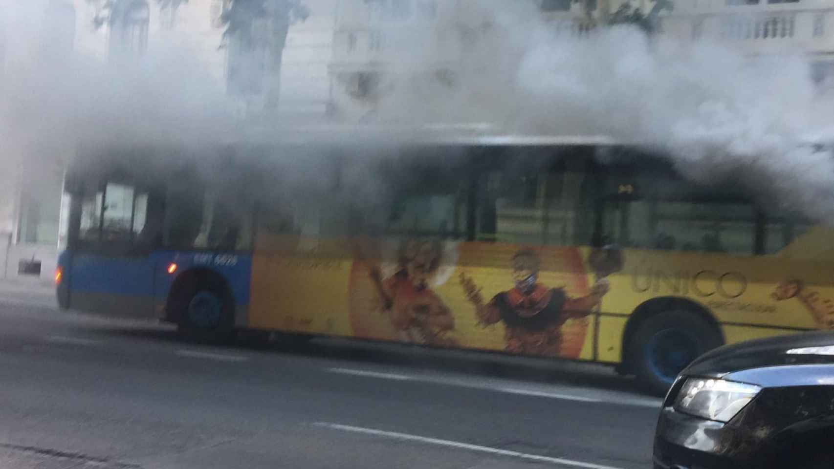 Un  autobús de la EMT arde en la calle Velázquez.