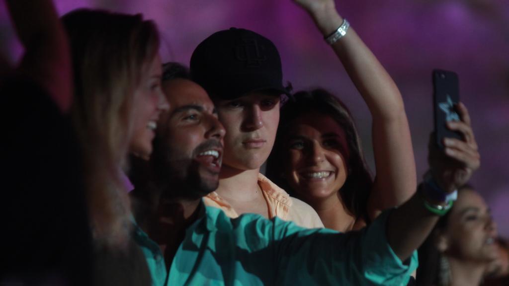 Froilán, junto a su novia y unos amigos en el concierto de Juan Luis Guerra