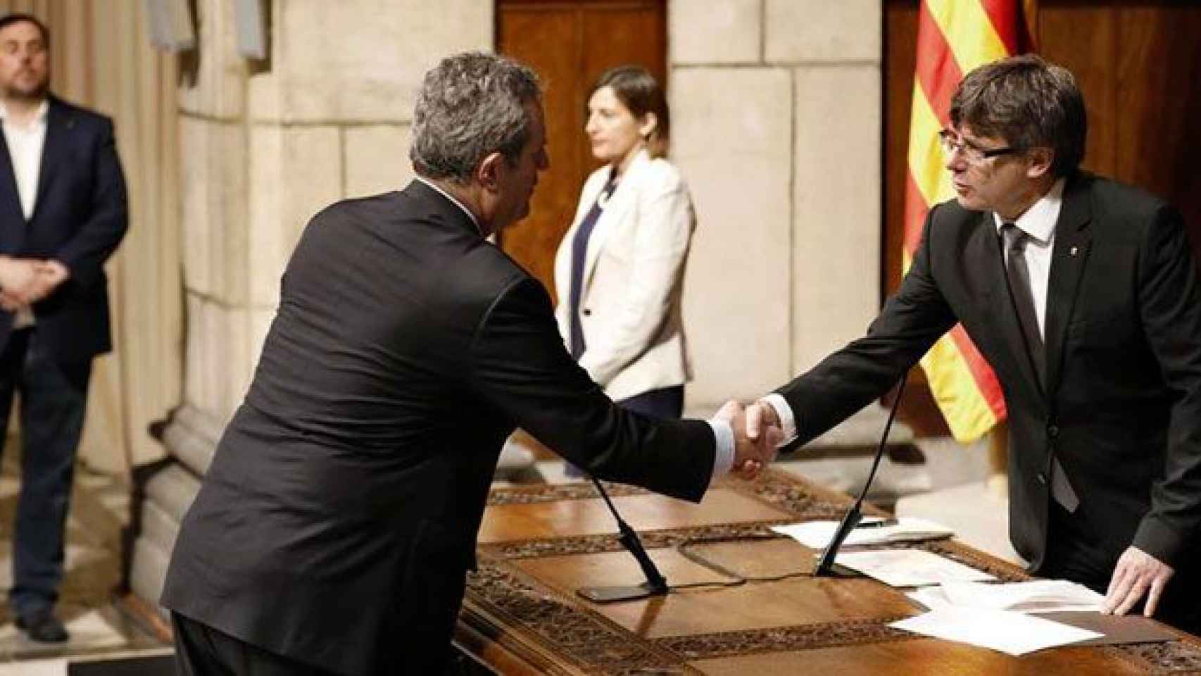 Joaquim Forn toma posesión como nuevo 'conseller' de Interior junto al presidente Carles Puigdemont.