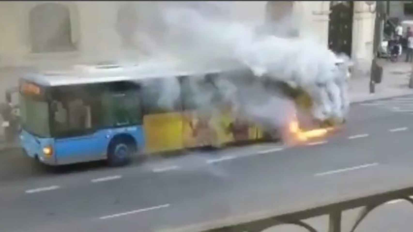 Imagen del autobús de la línea 19 incendiado el jueves.