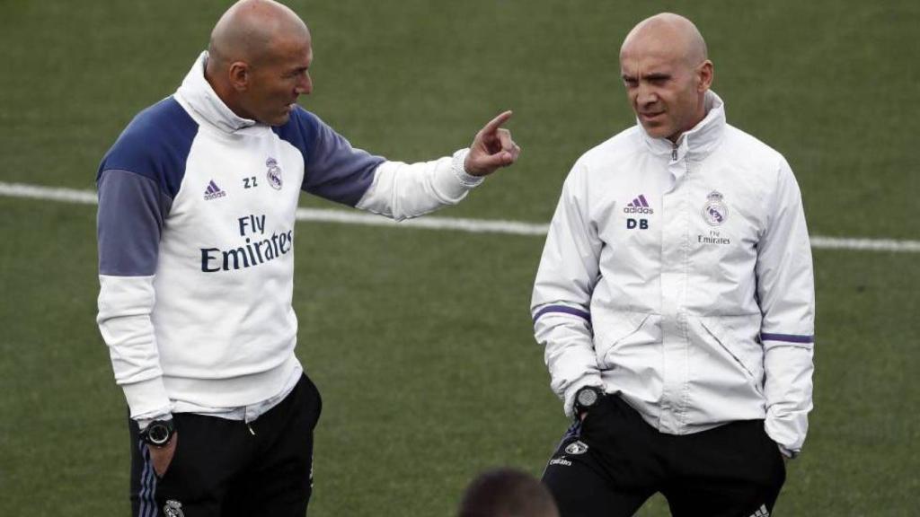 Pintus, a la derecha, acompañado de Zidane.