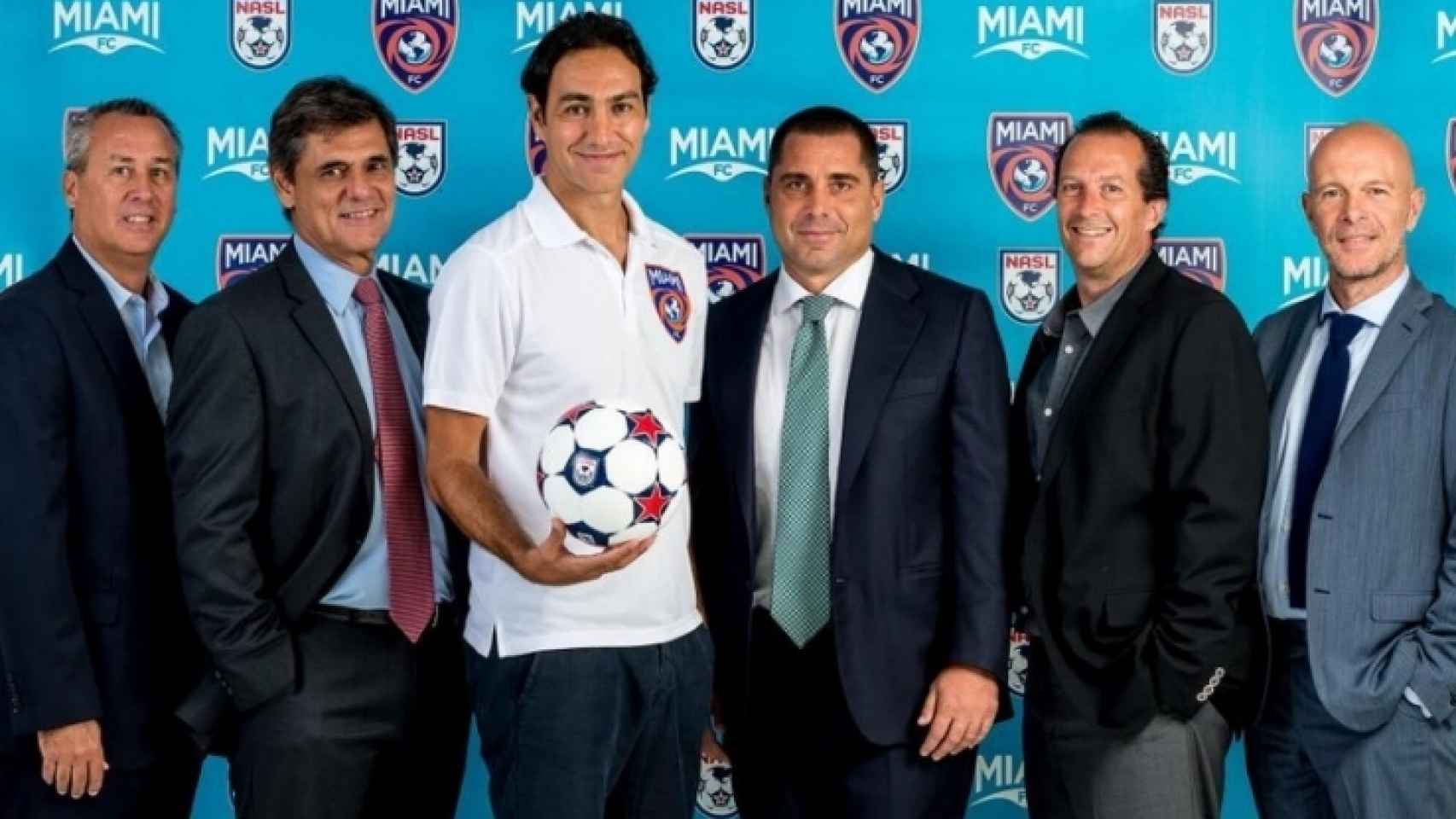 Nesta, con el balón, en su presentación como entrenador del Miami FC.