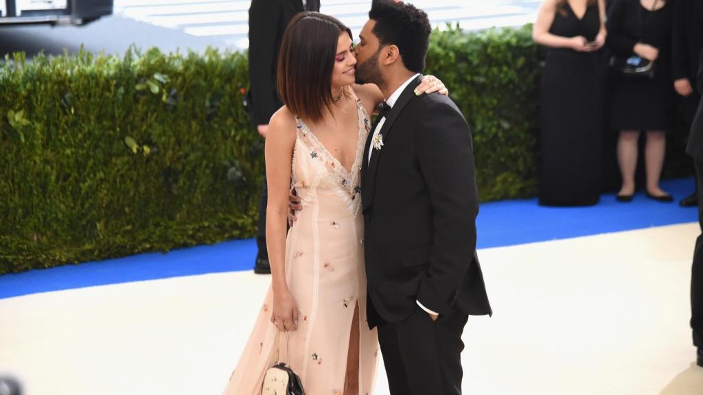 Selena Gomez, con un diseño de Coach, junto a su pareja en la última Gala MET de Nueva York. | Foto: Getty Images.