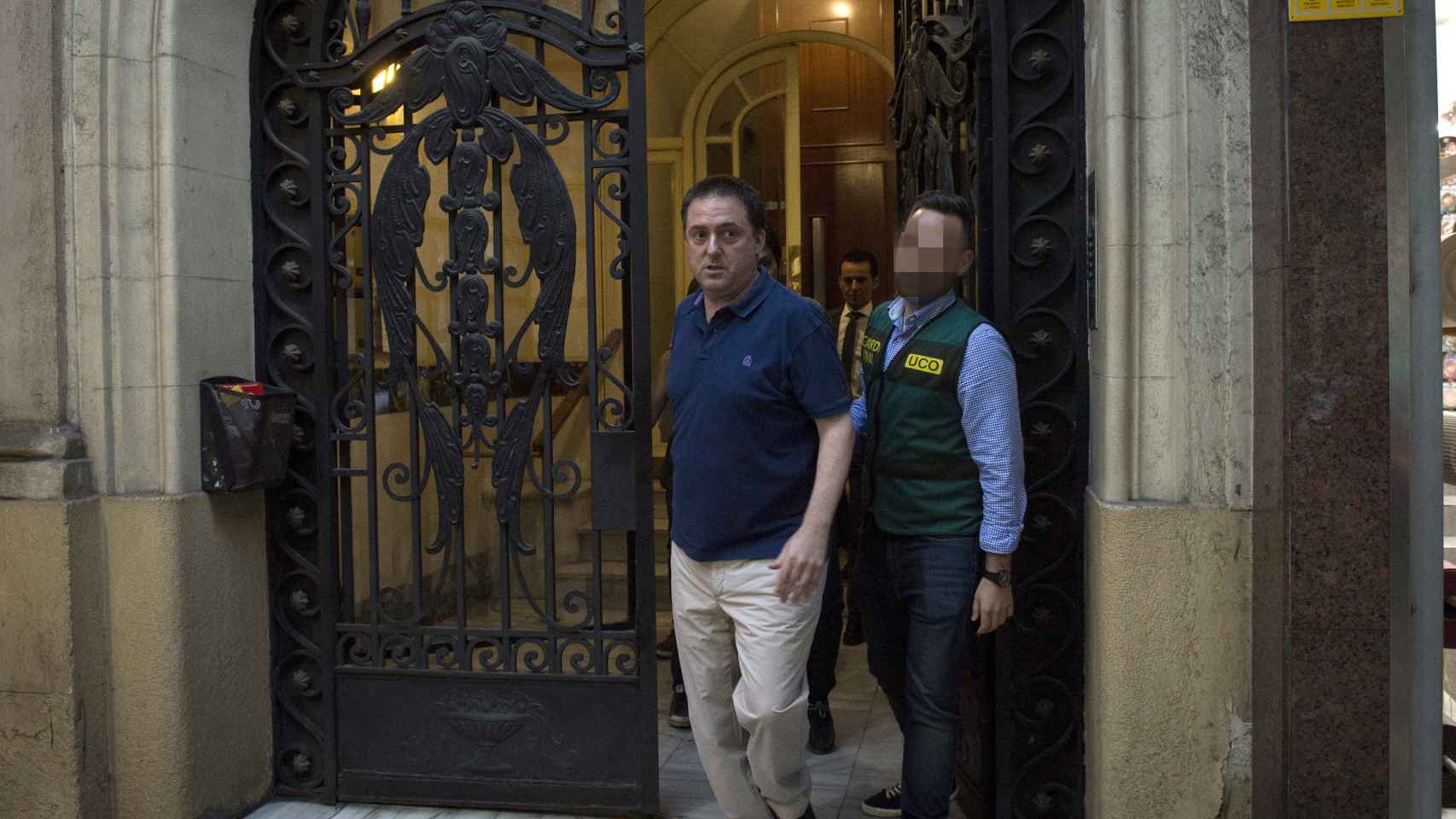 Gorka Villar, a su salida del despacho, detenido por al Guardia Civil.