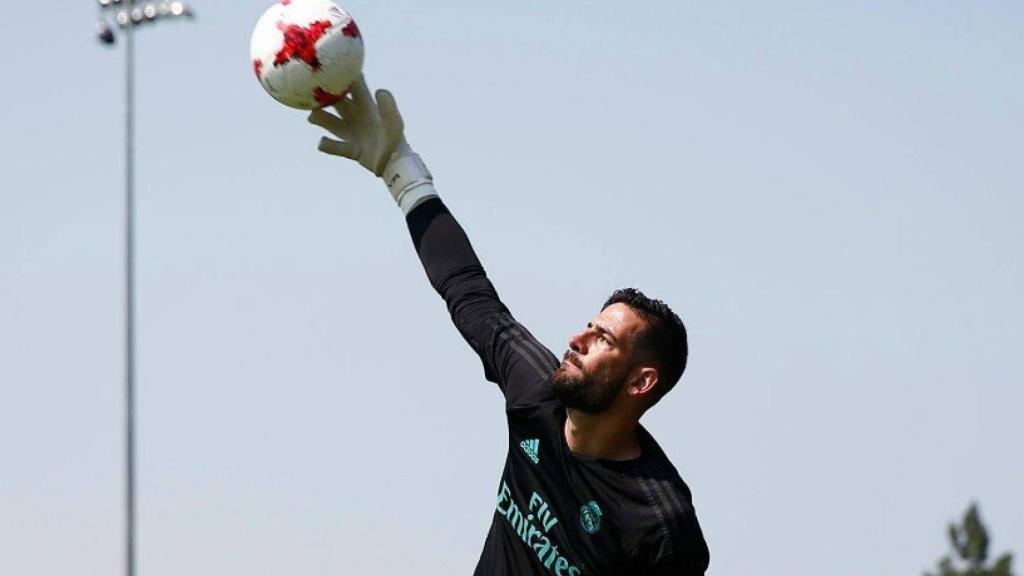 Kiko Casilla parando el esférico.