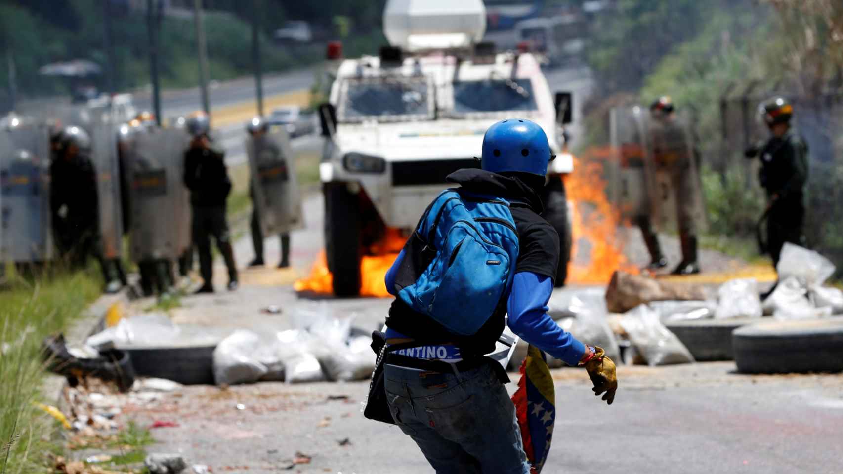Un opositor se enfrenta a los cuerpos de defensa de Maduro