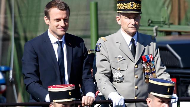 Macron y De Villiers en el desfile del 14 de julio