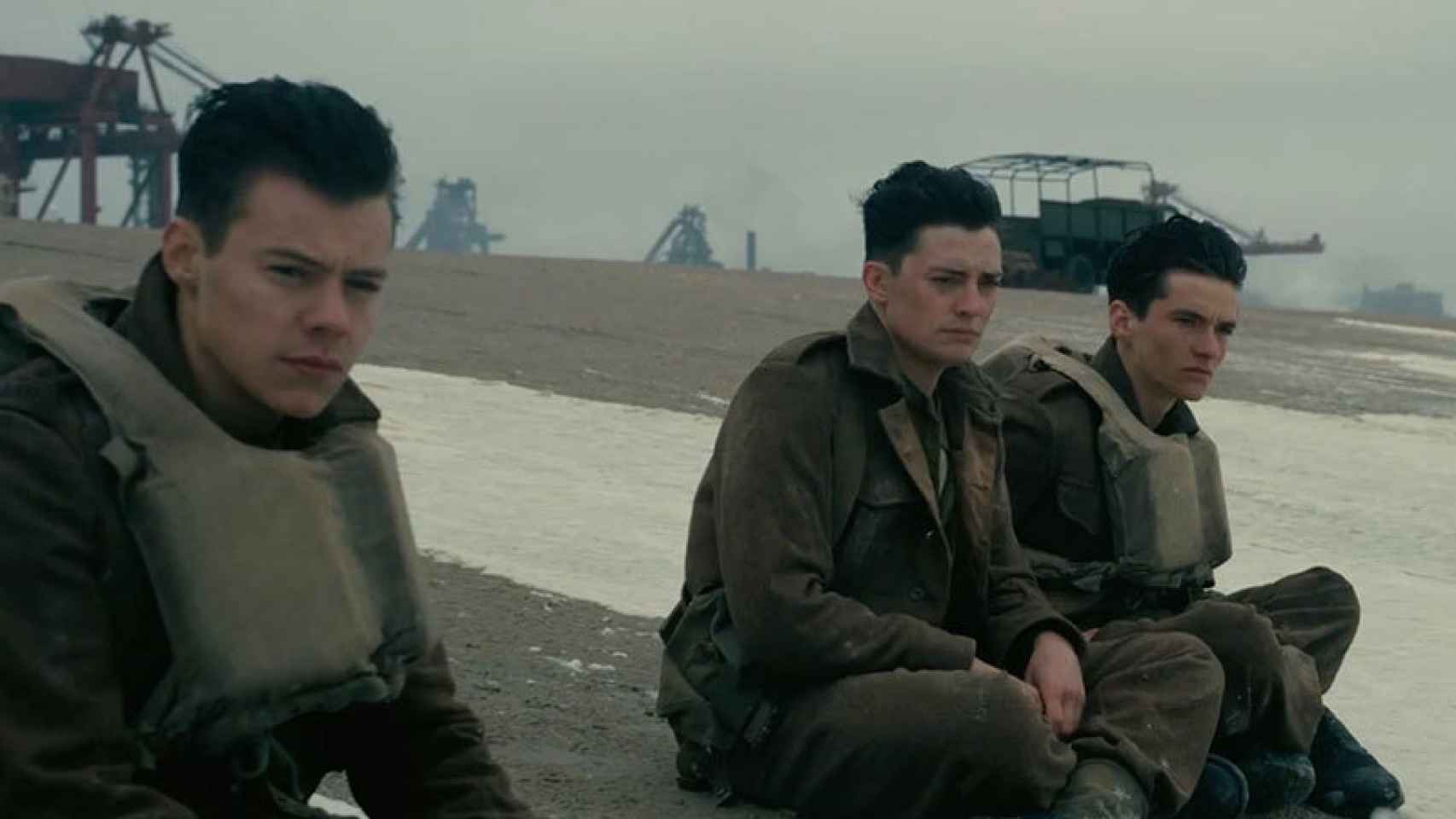 Los soldados esperan en la arena en Dunkirk.