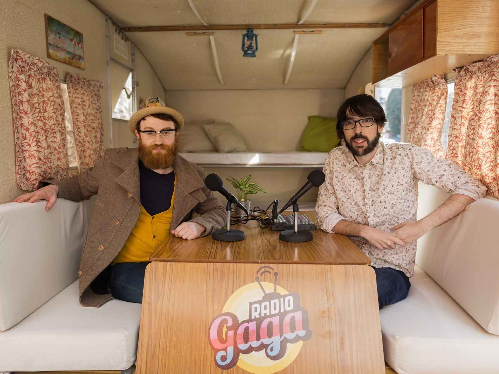Manuel Burque y Radio Gaga en la caravana que mueven por toda España.