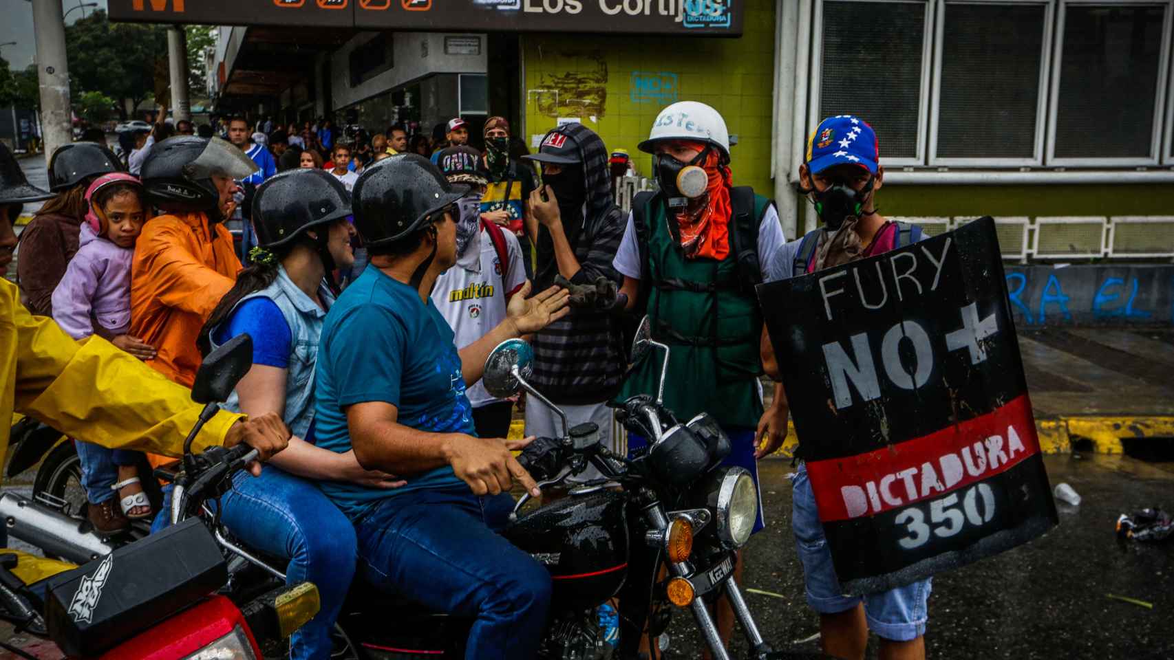 Manifestantes durante la huelga de 24 horas de este jueves convocada por los opositores para presionar a Nicolás Maduro.