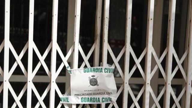 Precinto de la Guardia Civil en la sede de la Federación Tinerfeña de Fútbol.