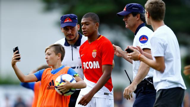 Kylian Mbappé en un amistoso de pretemporada con el Mónaco.