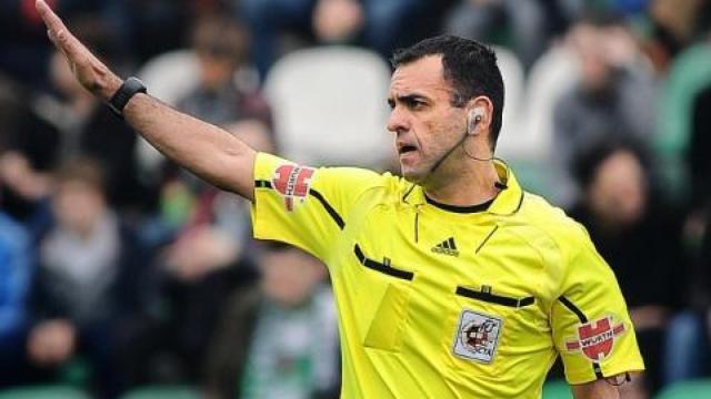 El árbitro Pino Zamorano, durante un partido de Primera División.