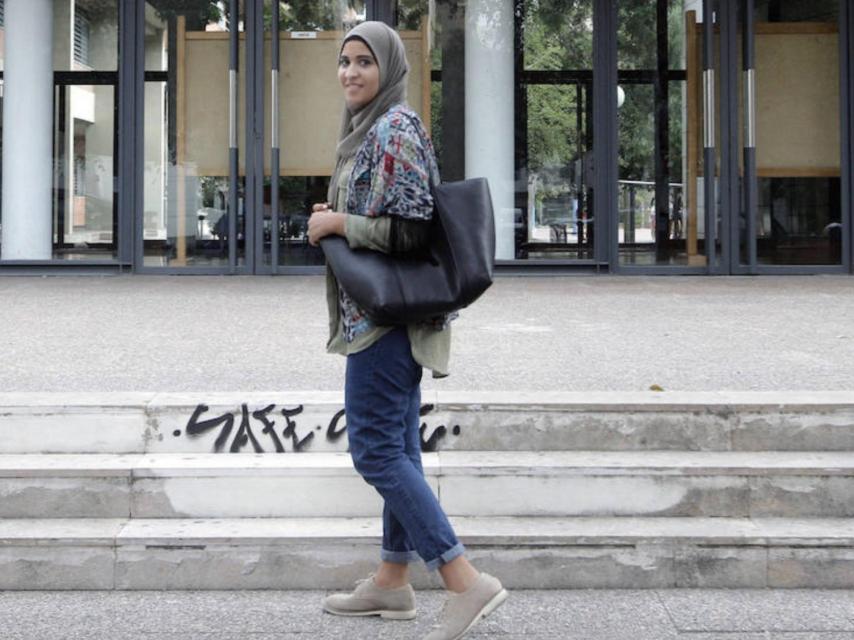 Imagen de Takwa Rejeb a su llegada al centro IES Benlliure con el hiyab.