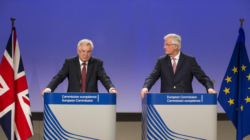 Los negociadores del 'brexit', David Davis y Michel Barnier