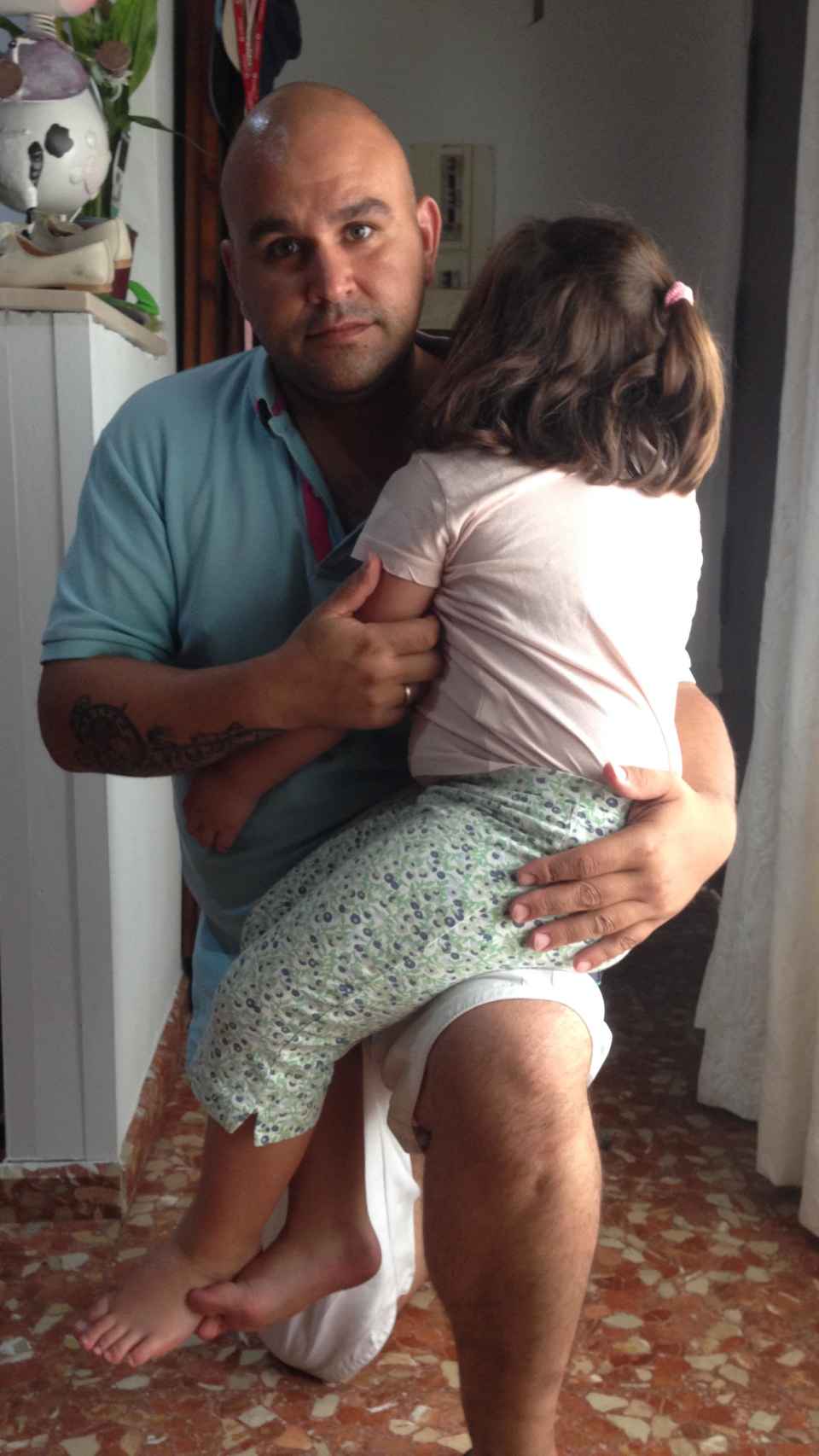 Miguel Córdoba se fatiga y rompe a sudar con el más mínimo esfuerzo. La enfermedad ya no le permite jugar con su hija.