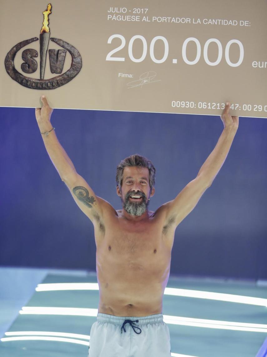 José Luis, con el cheque del premio.