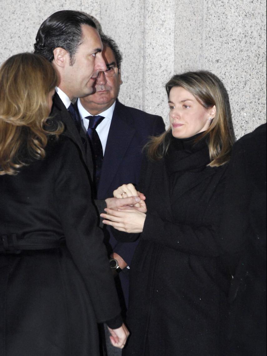 Doña Letizia durante el entierro de su hermana Erika Ortiz en 2007. En la foto recibe el pésame de Jaime de Marichalar.