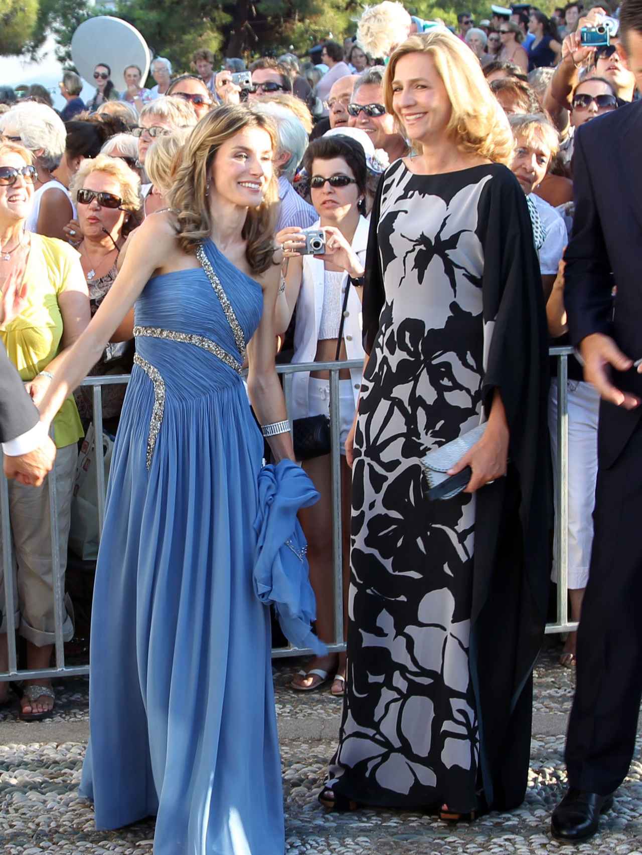 Doña Letizia y la infanta Cristina en la boda de Nicolás de Grecia y Tatiana Blatnik en agosto de 2010.