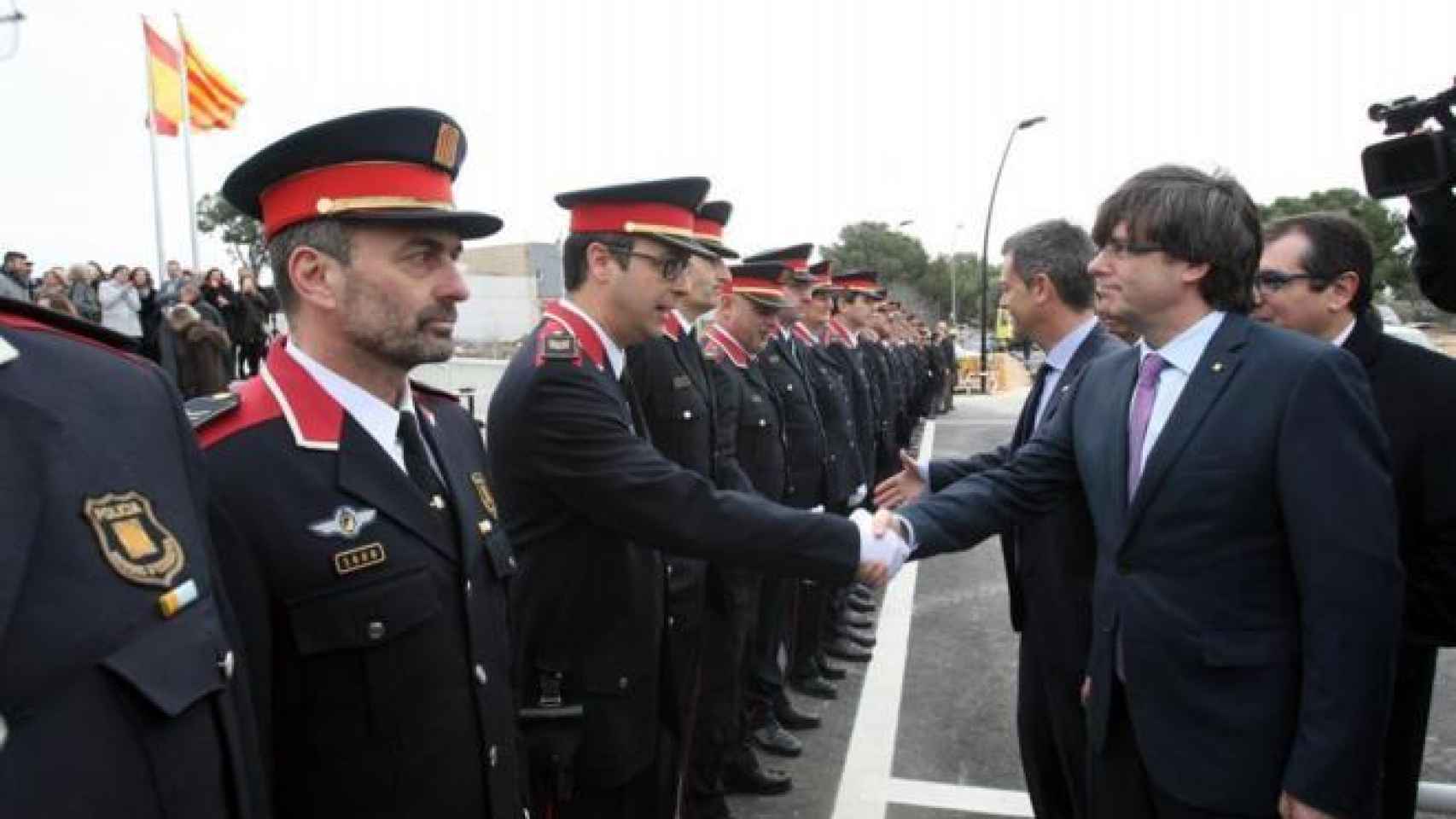 Carles Puigdemont en la inauguración en enero de 2016 de la comisaria de los Mossos en L'Ametlla.