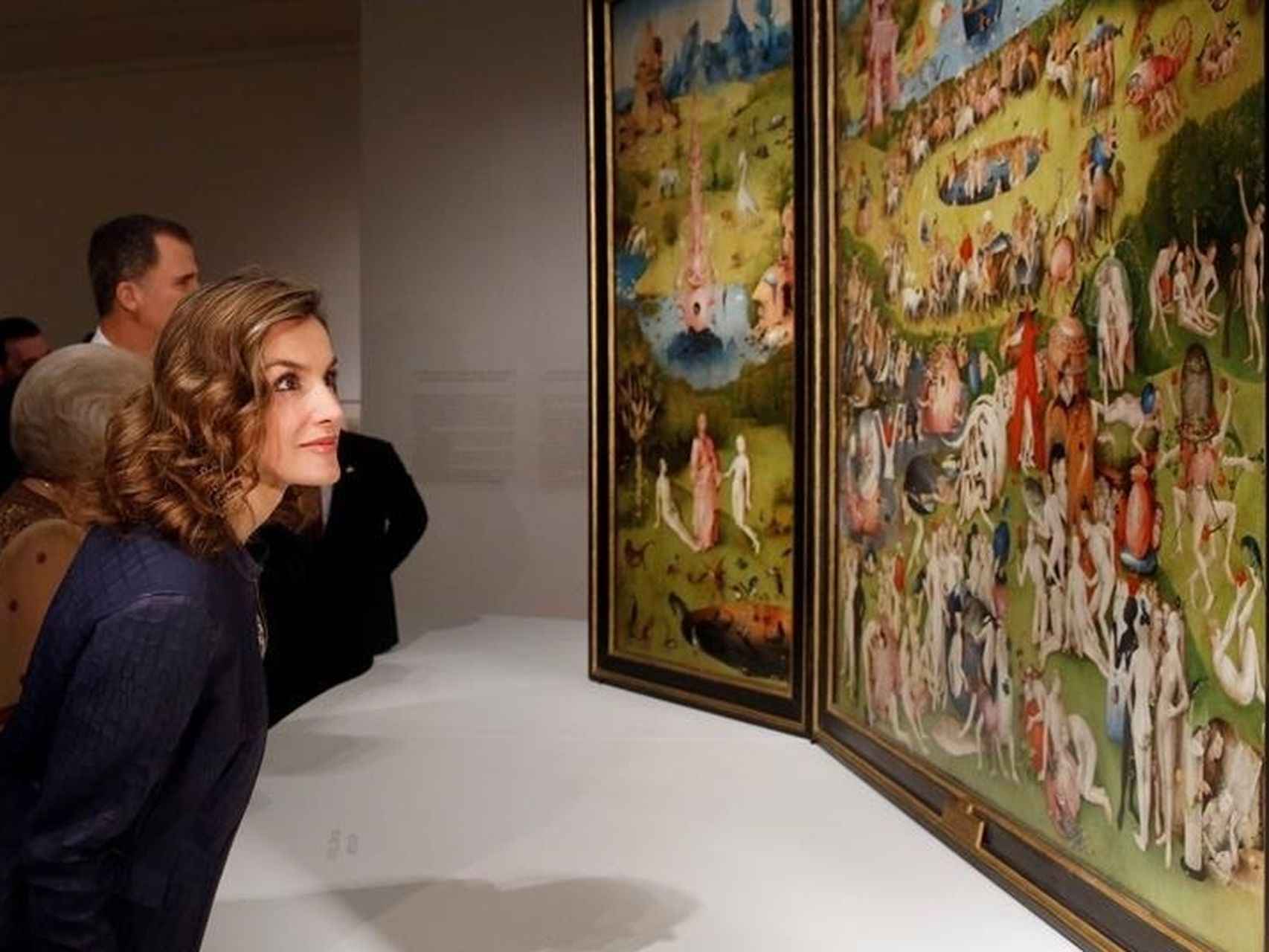 La reina durante su visita a la exposición del Bosco, en el Museo del Prado.