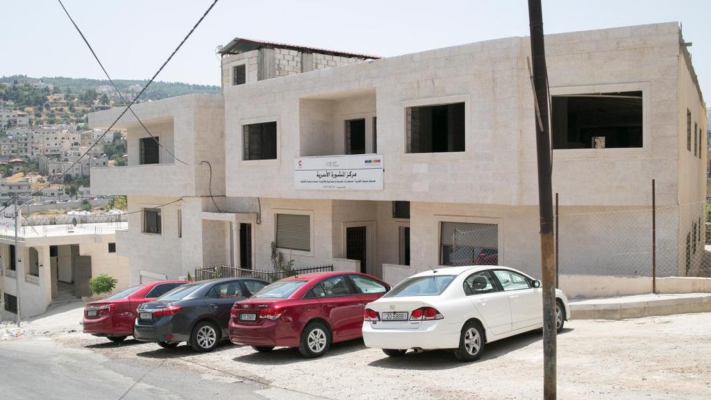 El centro ocupa la primera planta de este edificio en Aljun.