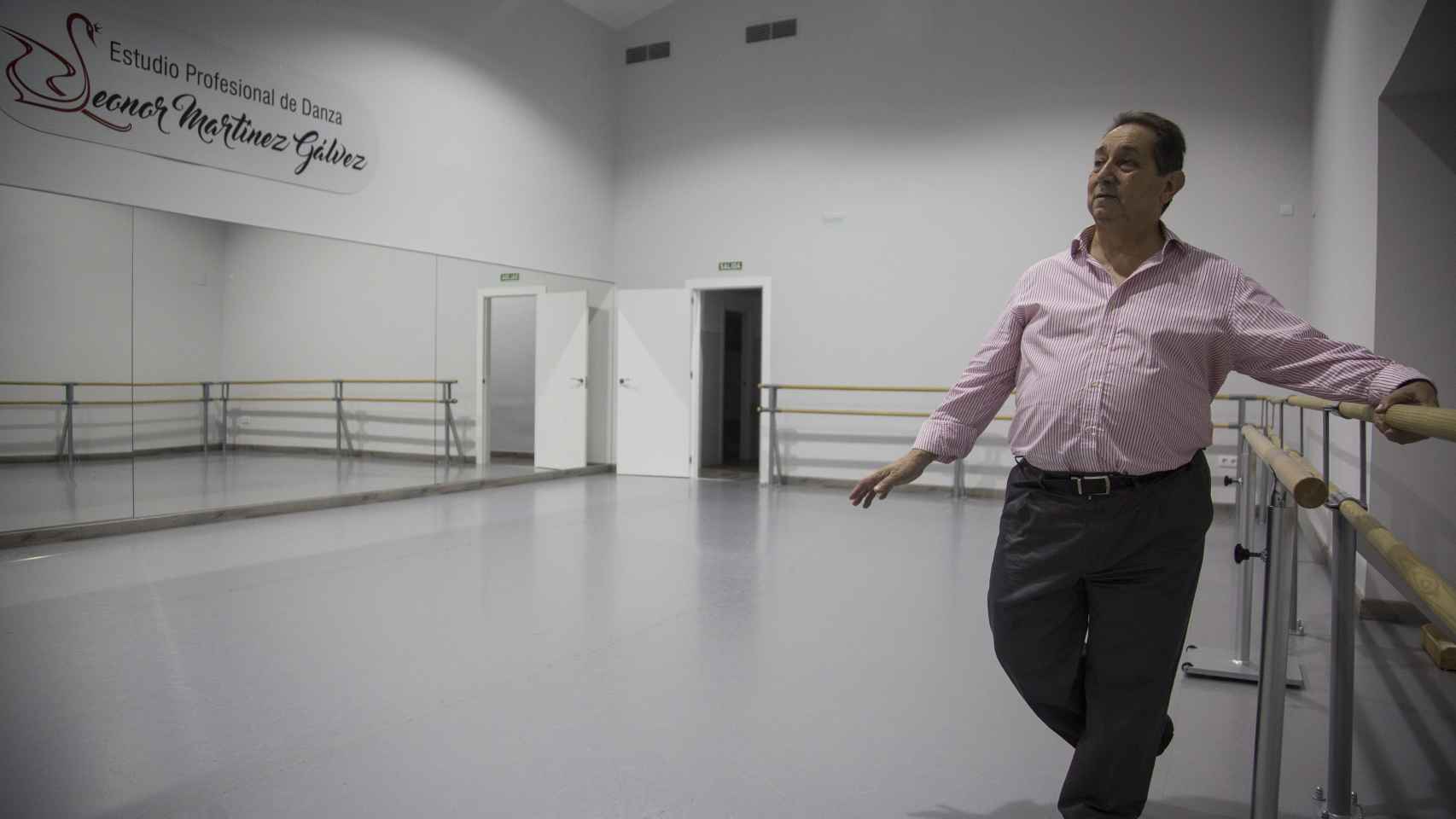 El bailarín José Antonio Rivero, amigo de la infancia de Miguel Blesa, en la academia donde imparte danza en Linares (Jaén).