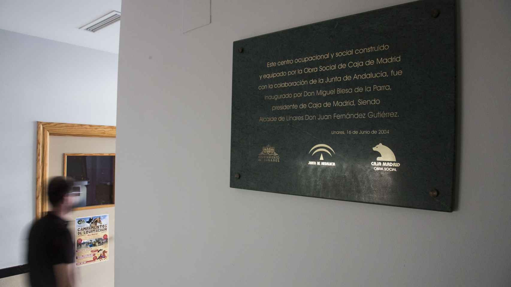Placa conmemorativa de la apertura del centro ocupacional Miguel Blesa, en Linares (Jaén)