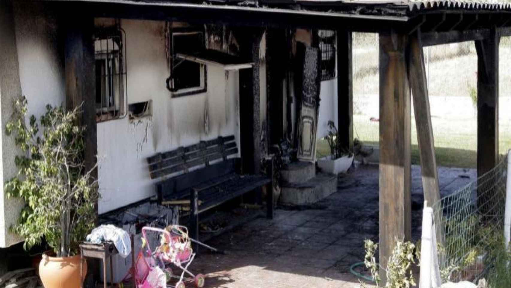 El fuego partió de una vela sin apagar y se propagó por una mesa de plástico y una viga de madera que incendió el porche de la vivienda.