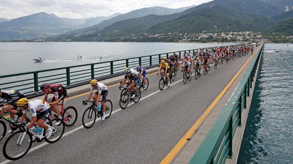 El pelotón durante la decimonovena etapa del Tour.