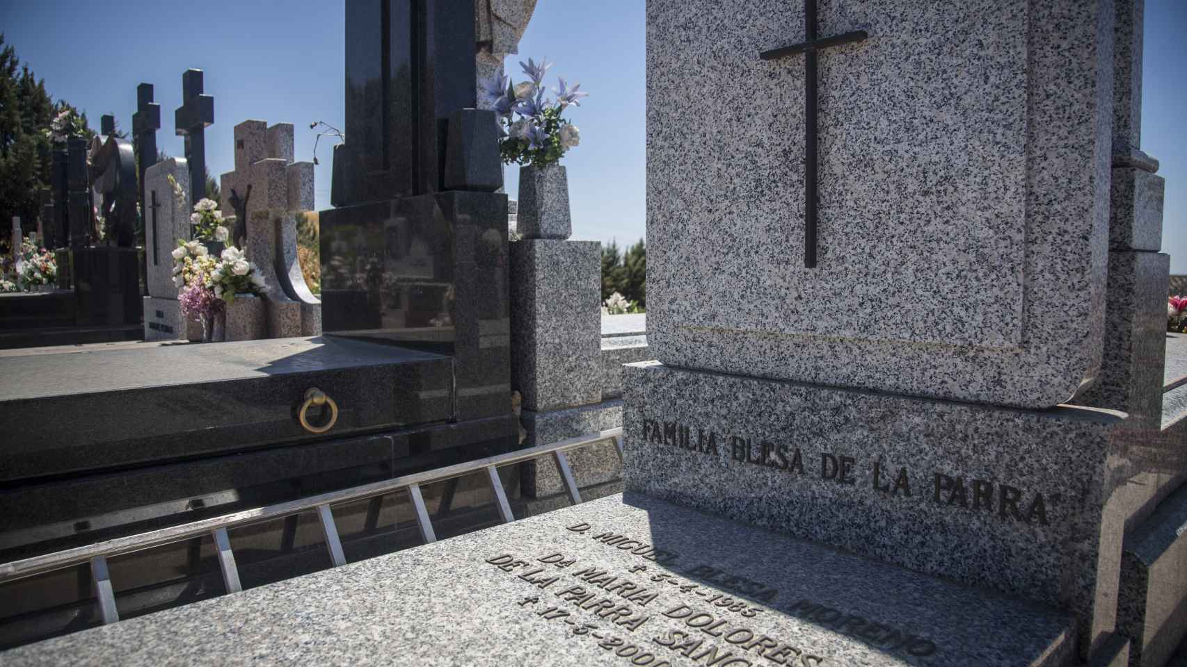 Panteón familiar de los Blesa de la Parra en el cementerio de Linares con los restos mortales de los padres del exbanquero Miguel Blesa aparecido muerto el pasado día 19 de Julio en una finca de Córdoba.