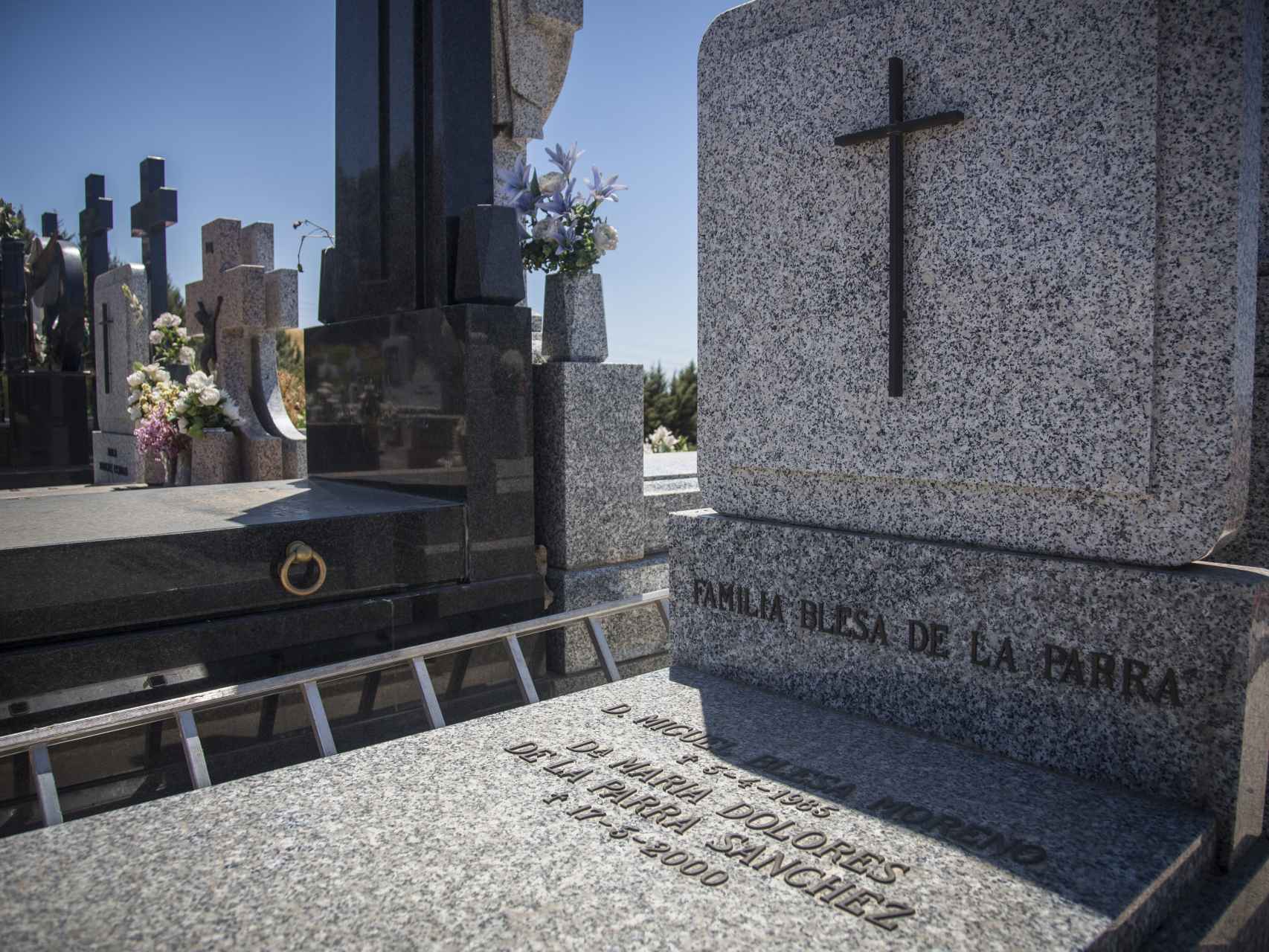 Panteón familiar de los Blesa de la Parra en el cementerio de Linares con los restos mortales de los padres del exbanquero Miguel Blesa aparecido muerto el pasado día 19 de Julio en una finca de Córdoba.