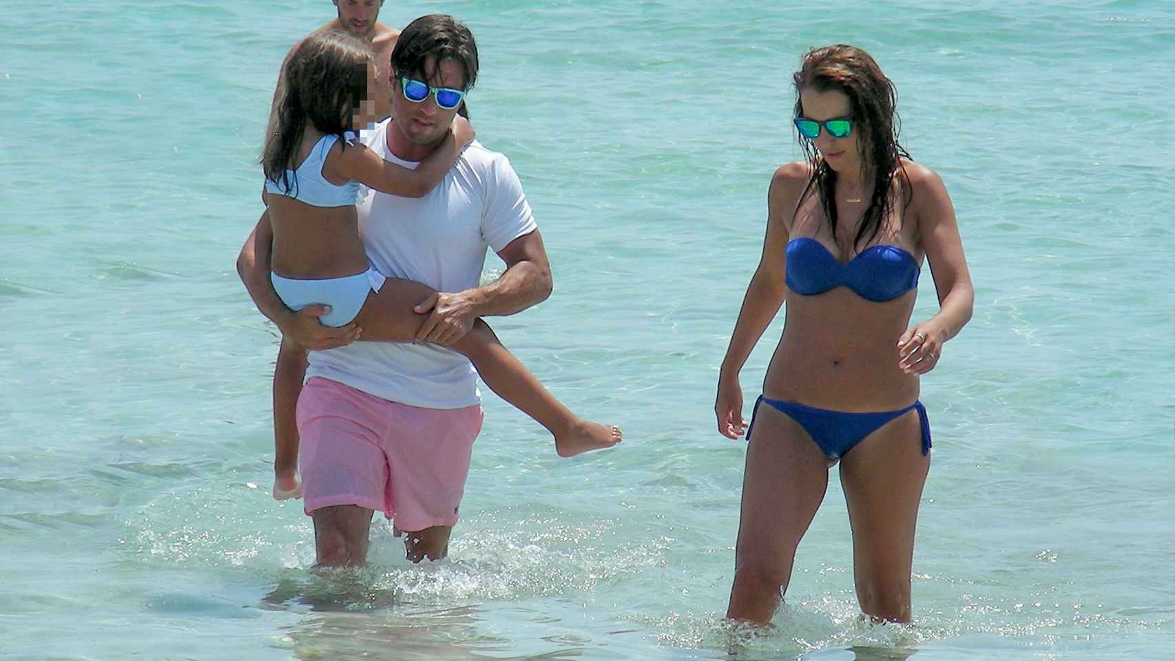 Paula Echevarría, David Bustamante y su hija Daniella en Ibiza, 2015.