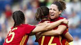 Vicky Losada celebra un gol junto a Caldentey  y Meseguer