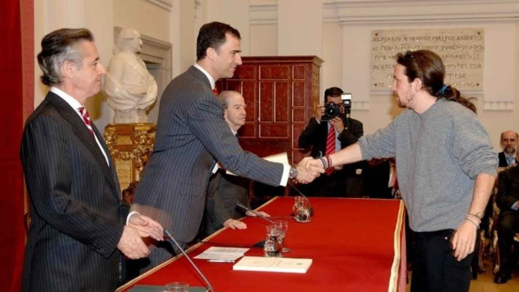 Iglesias, dándole la mano al entonces Príncipe Felipe. A la derecha, Miguel Blesa le entrega la beca de Bankia.