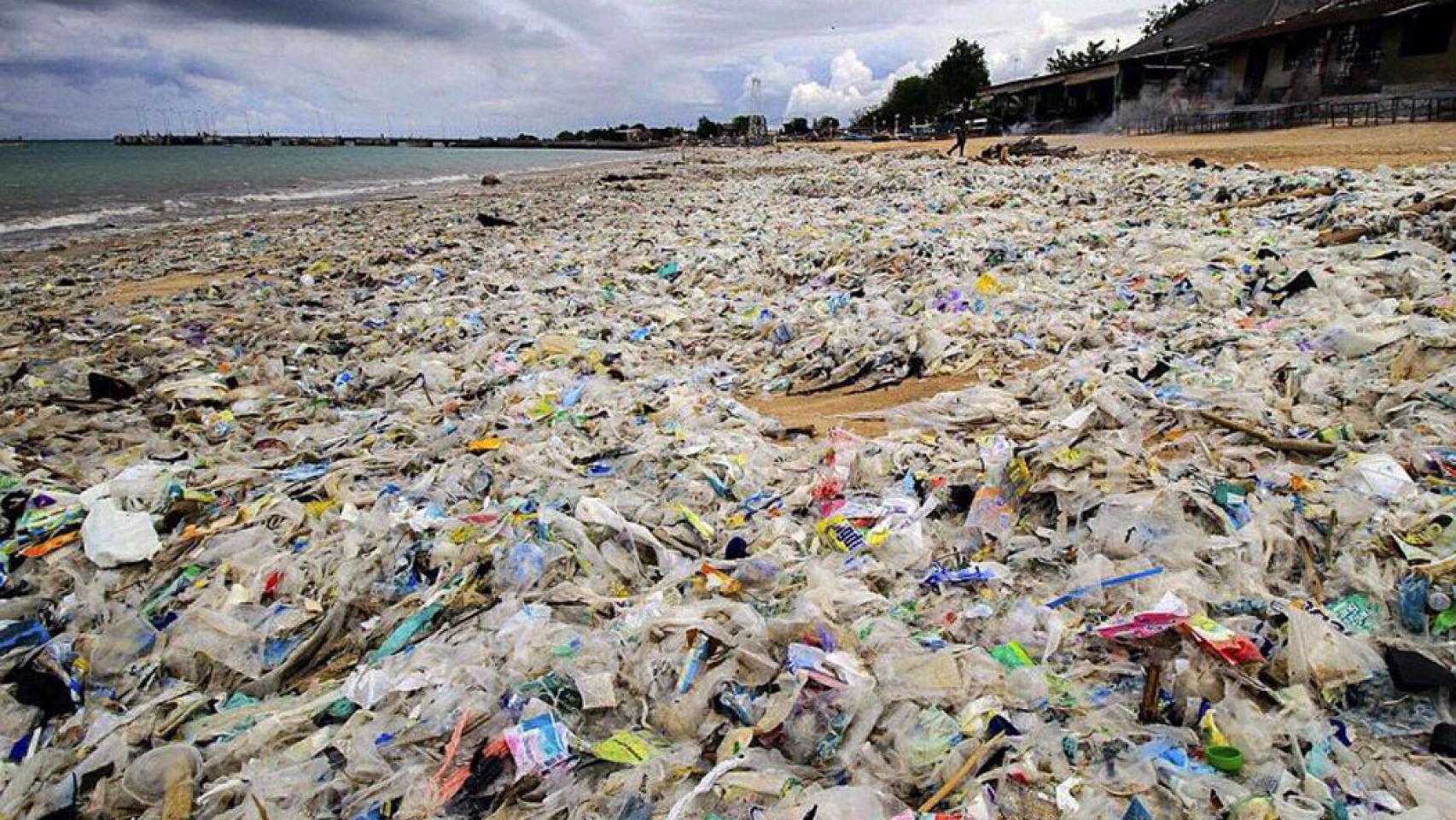 plasticos en la isla de bali