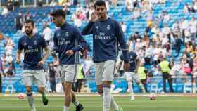 Morata, Asensio y Nacho calientan. Foto: Pedro Rodríguez / El Bernabéu