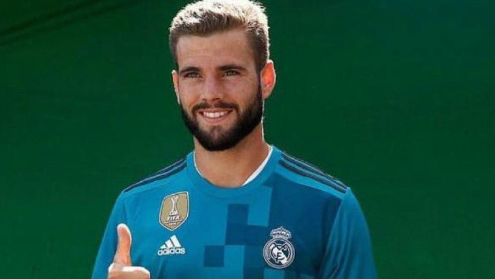 Nacho posa con la tercera equipación del Real Madrid