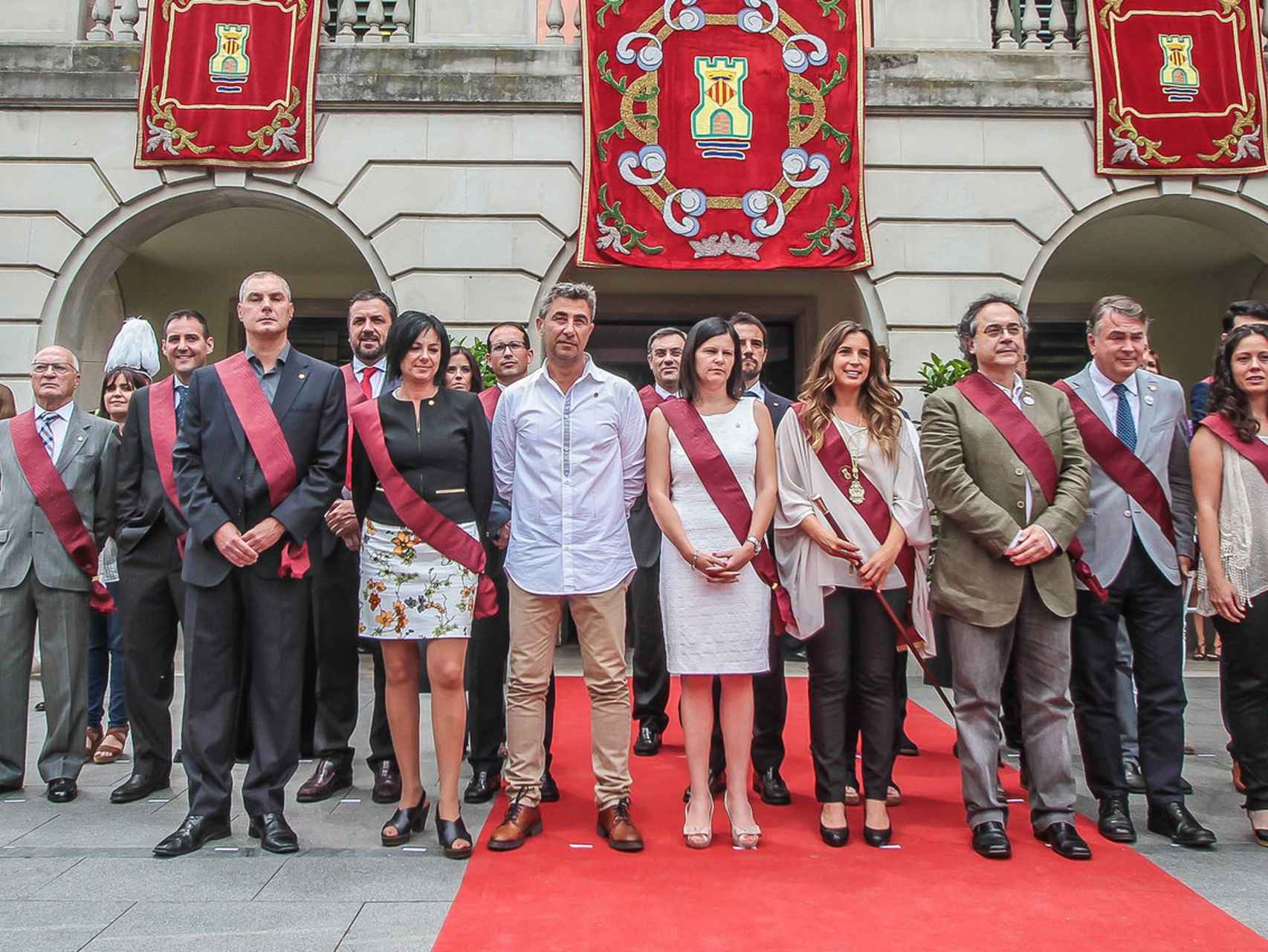 Foto del Govern de Castelldefels con representantes del PSC, Movem, CSQP, ERC y CiU.