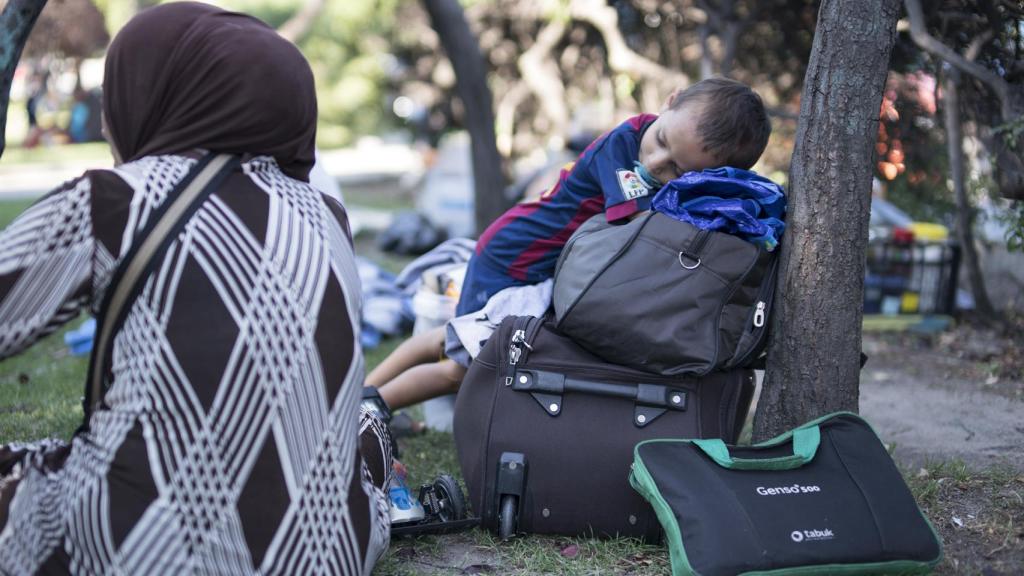 Un niño duerme en el poblado instalado junto a la mezquita de la M-30.