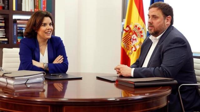 Santamaría junto con su homólogo catalán, Oriol Junqueras, en una imagen de archivo.