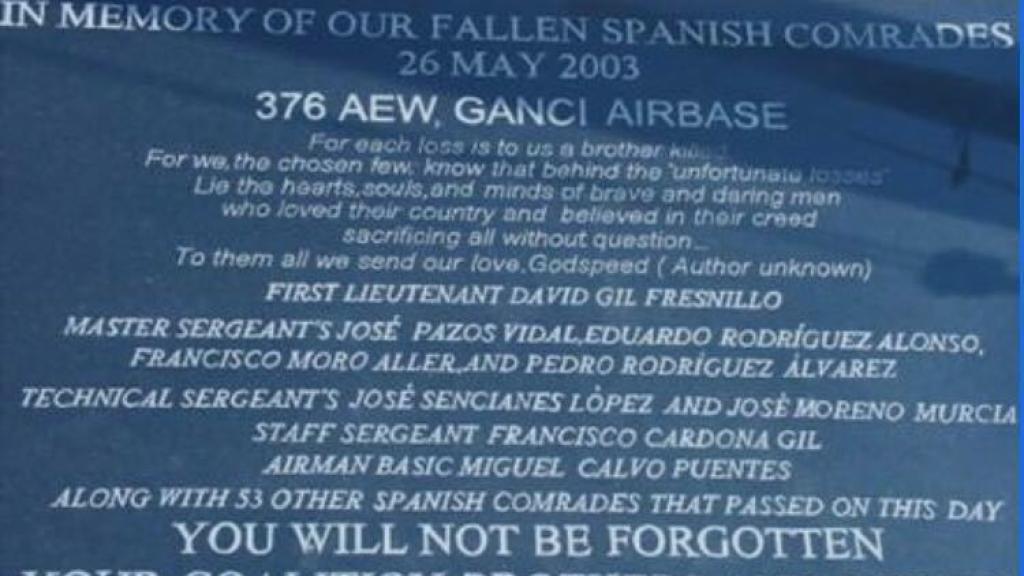 La placa del Ejército americano en homenaje a las víctimas del Yak-42.