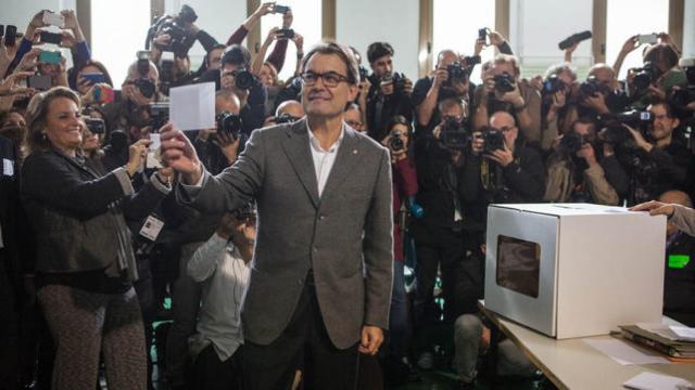 Artur Mas, votando en una caja de cartón el 9N