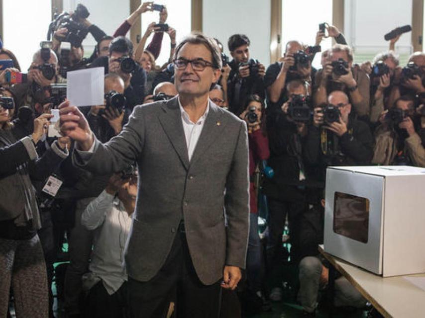 Artur Mas, votando en una caja de cartón el 9N