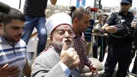 l gran mufti de Jerusalén jeque Mohamed Husein cruza un puesto de seguridad israelí en Jerusalén