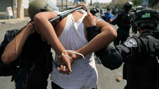 Las fuerzas de seguridad de Israel detienen a uno de los palestinos que han participado en las manifestaciones del 21 de julio.