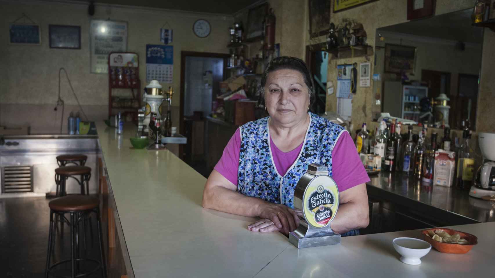 Pilar lleva 30 años al frente del bar O Tere, de Angrois. Echa el cierre en septiembre, cuando se jubila.